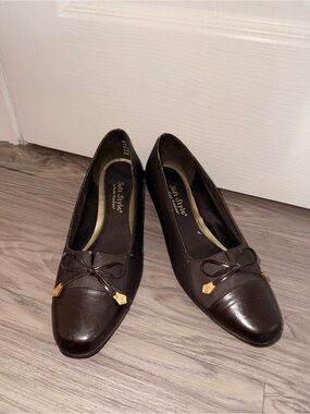 Soft Style Women’s Dark Brown Bow-Trim Loafers with Gold Accents